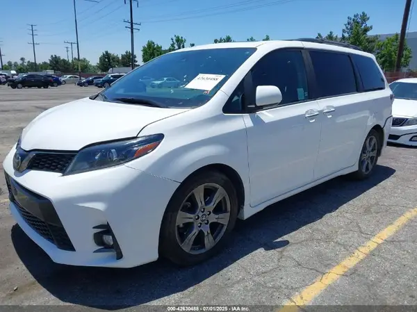 5TDXZ3DC4JS948331 2018 TOYOTA SIENNA - Image 2