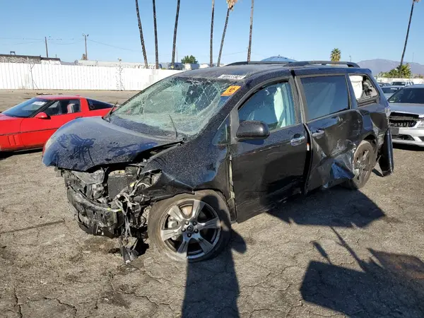 5TDXZ3DC4JS952833 2018 TOYOTA SIENNA - Image 1