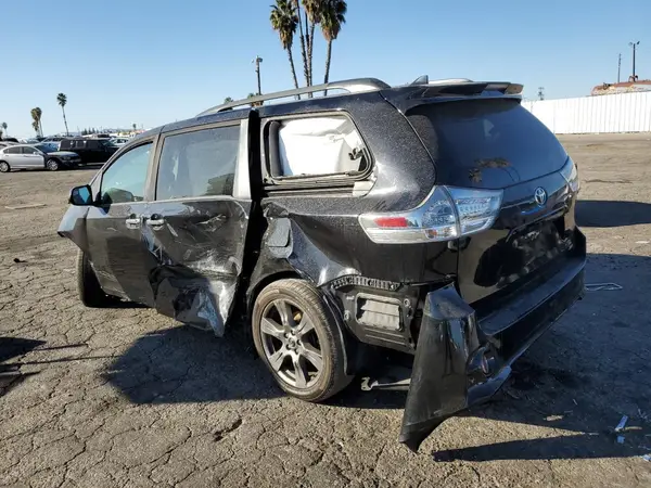 5TDXZ3DC4JS952833 2018 TOYOTA SIENNA - Image 2