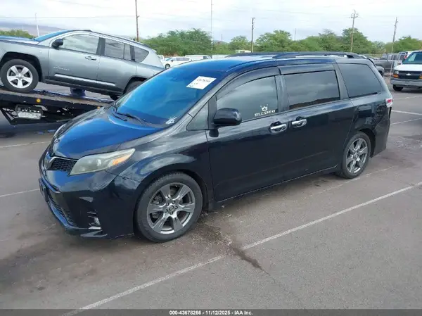 5TDXZ3DC4JS953822 2018 TOYOTA SIENNA - Image 2
