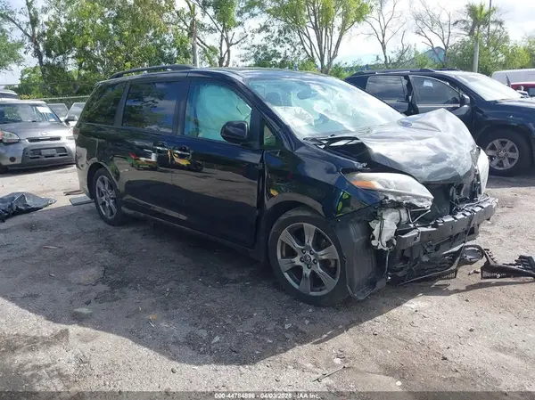 5TDXZ3DC4JS957790 2018 TOYOTA SIENNA - Image 1