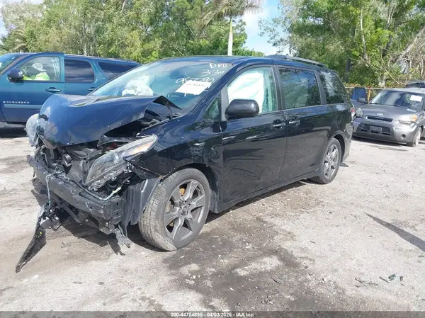 5TDXZ3DC4JS957790 2018 TOYOTA SIENNA - Image 2