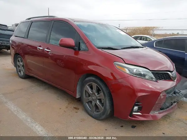 5TDXZ3DC4JS961452 2018 TOYOTA SIENNA - Image 1