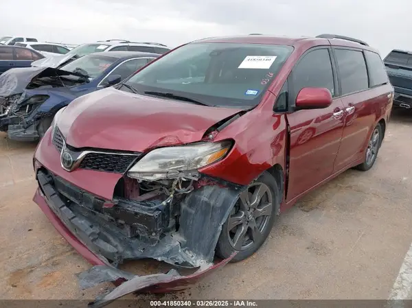 5TDXZ3DC4JS961452 2018 TOYOTA SIENNA - Image 2