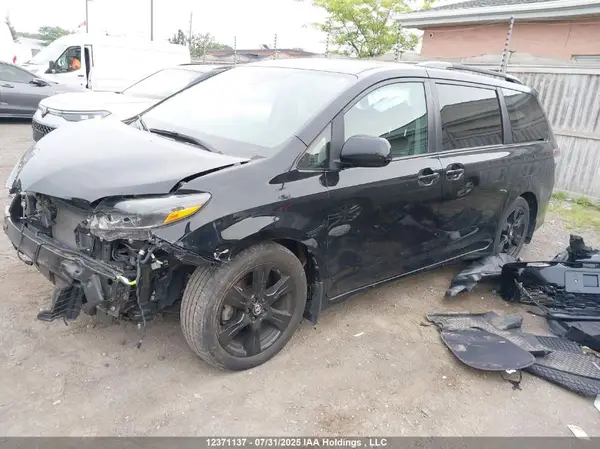 5TDXZ3DC4LS037211 2020 TOYOTA SIENNA - Image 2