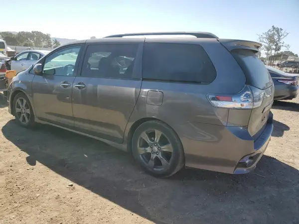 5TDXZ3DC5HS766941 2017 TOYOTA SIENNA - Image 2