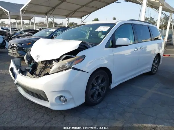 5TDXZ3DC5HS767636 2017 TOYOTA SIENNA - Image 2