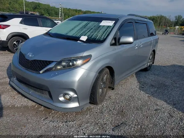 5TDXZ3DC5HS768866 2017 TOYOTA SIENNA - Image 2