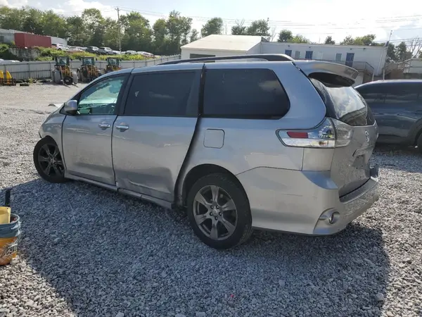 5TDXZ3DC5HS774036 2017 TOYOTA SIENNA - Image 2