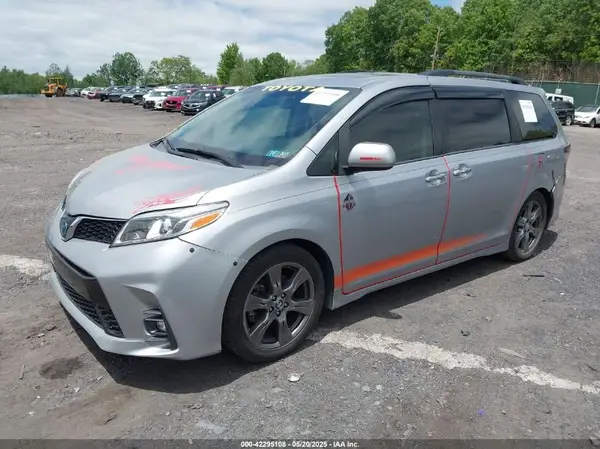 5TDXZ3DC5HS777793 2017 TOYOTA SIENNA - Image 2
