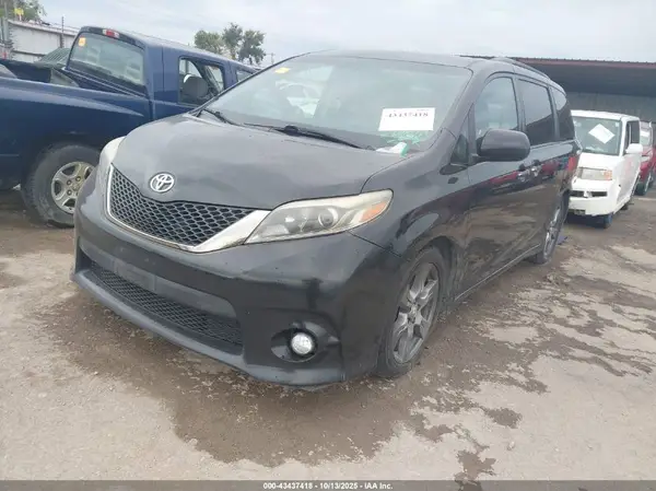 5TDXZ3DC5HS780533 2017 TOYOTA SIENNA - Image 2