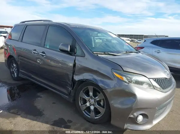 5TDXZ3DC5HS782699 2017 TOYOTA SIENNA - Image 1