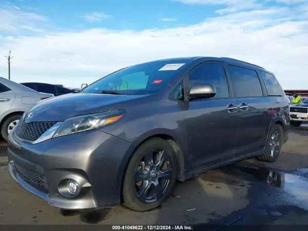 5TDXZ3DC5HS782699 2017 TOYOTA SIENNA - Image 2