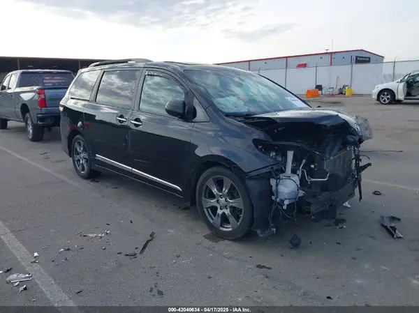 5TDXZ3DC5HS784243 2017 TOYOTA SIENNA - Image 1