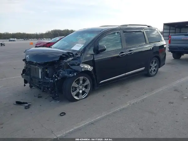 5TDXZ3DC5HS784243 2017 TOYOTA SIENNA - Image 2