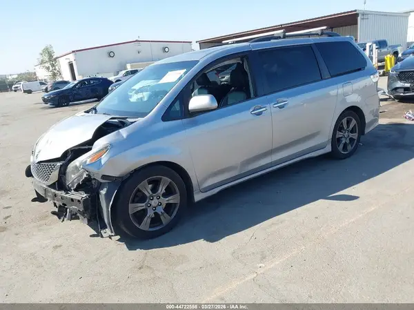 5TDXZ3DC5HS787756 2017 TOYOTA SIENNA - Image 2
