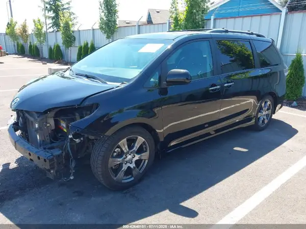 5TDXZ3DC5HS809254 2017 TOYOTA SIENNA - Image 2