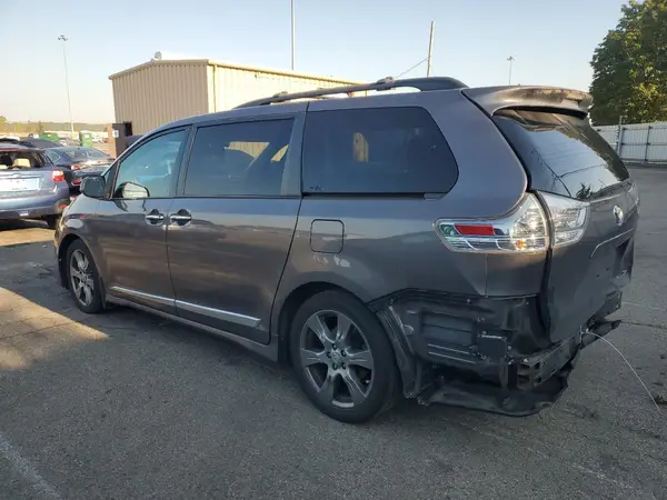 5TDXZ3DC5HS820979 2017 TOYOTA SIENNA - Image 2