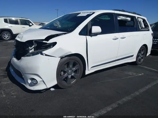 5TDXZ3DC5HS827592 2017 TOYOTA SIENNA - Image 2