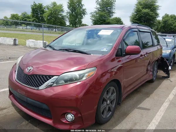 5TDXZ3DC5HS828967 2017 TOYOTA SIENNA - Image 2