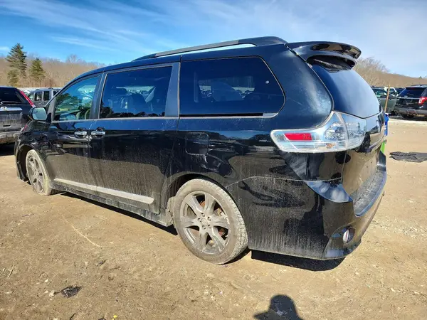 5TDXZ3DC5HS834011 2017 TOYOTA SIENNA - Image 2