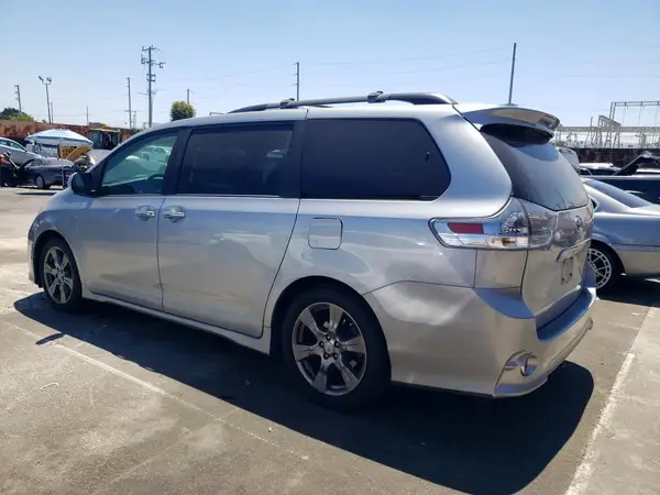 5TDXZ3DC5HS840598 2017 TOYOTA SIENNA - Image 2