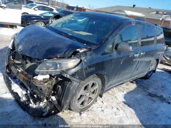 5TDXZ3DC5HS853576 2017 TOYOTA SIENNA - Image 2