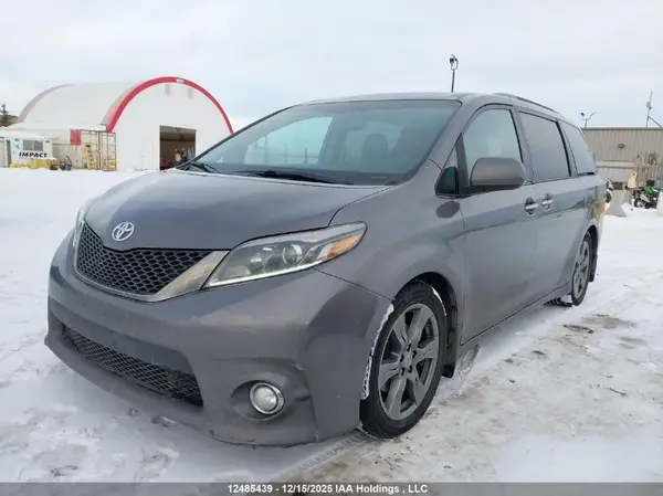 5TDXZ3DC5HS859331 2017 TOYOTA SIENNA - Image 2