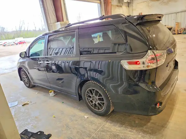 5TDXZ3DC5HS867025 2017 TOYOTA SIENNA - Image 2