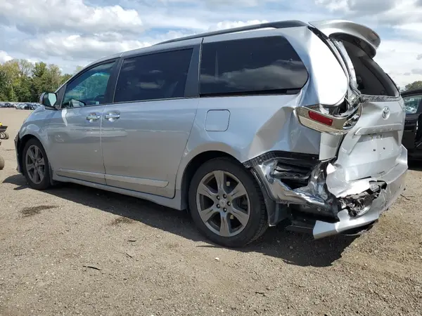 5TDXZ3DC5HS869101 2017 TOYOTA SIENNA - Image 2