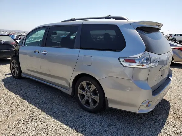 5TDXZ3DC5HS893642 2017 TOYOTA SIENNA - Image 2