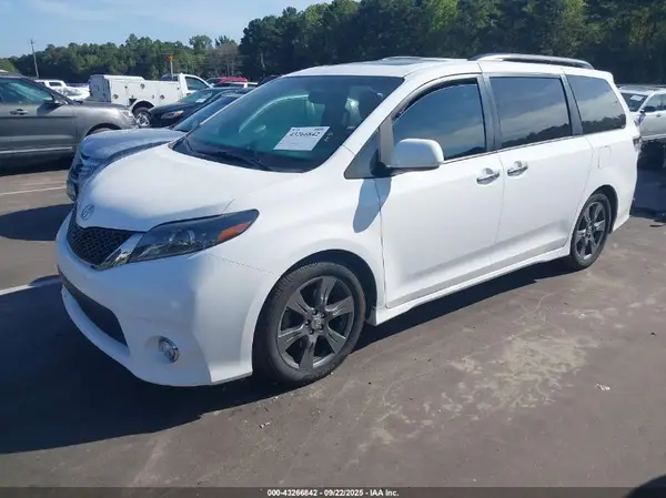 5TDXZ3DC5HS898839 2017 TOYOTA SIENNA - Image 2