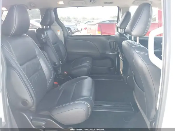 5TDXZ3DC5HS898839 2017 TOYOTA SIENNA - Image 8