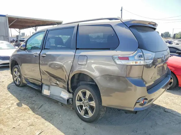 5TDXZ3DC5JS909876 2018 TOYOTA SIENNA - Image 2