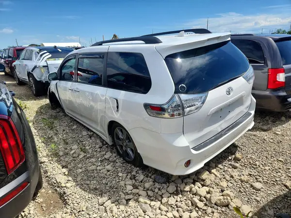 5TDXZ3DC5JS918612 2018 TOYOTA SIENNA - Image 2
