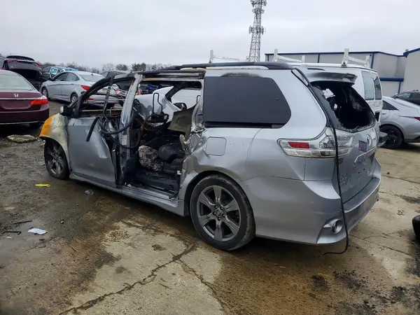 5TDXZ3DC5JS925088 2018 TOYOTA SIENNA - Image 2