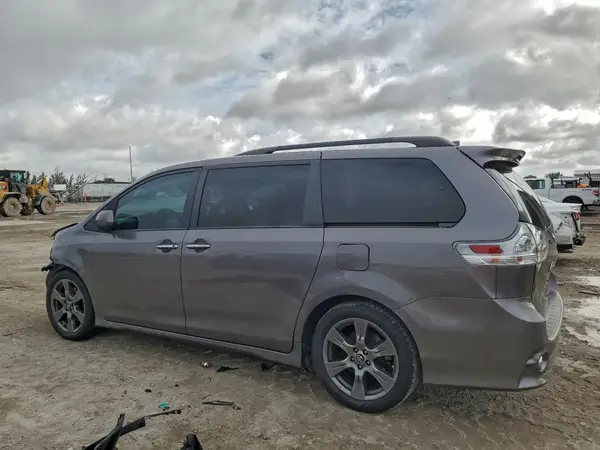 5TDXZ3DC5JS937869 2018 TOYOTA SIENNA - Image 2