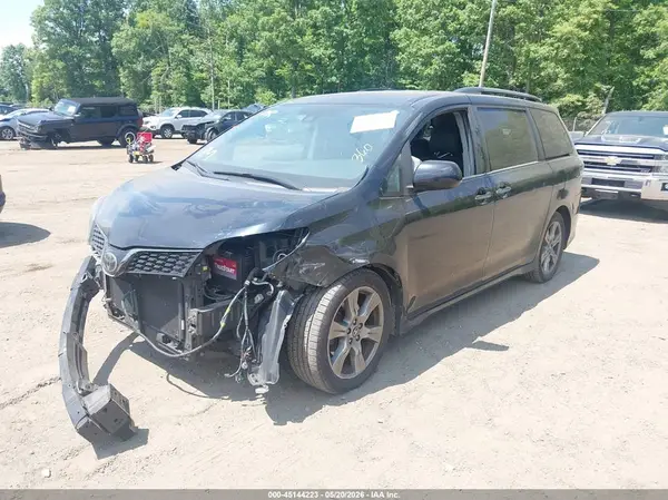5TDXZ3DC5JS953912 2018 TOYOTA SIENNA - Image 2