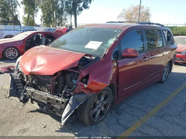 5TDXZ3DC5JS965087 2018 TOYOTA SIENNA - Image 2