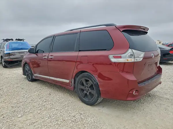 5TDXZ3DC6HS770951 2017 TOYOTA SIENNA - Image 2