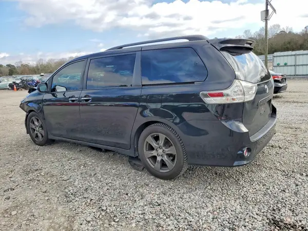 5TDXZ3DC6HS777205 2017 TOYOTA SIENNA - Image 2