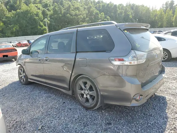 5TDXZ3DC6HS783909 2017 TOYOTA SIENNA - Image 2