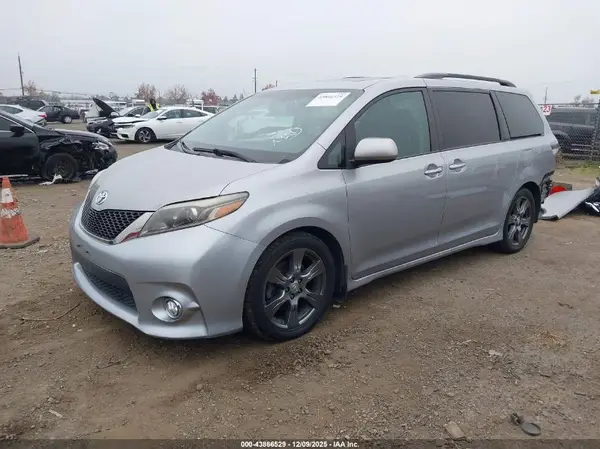 5TDXZ3DC6HS788334 2017 TOYOTA SIENNA - Image 2
