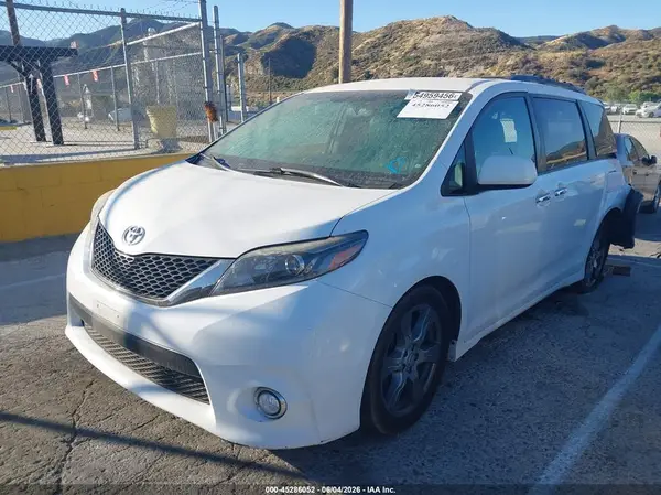 5TDXZ3DC6HS791511 2017 TOYOTA SIENNA - Image 2