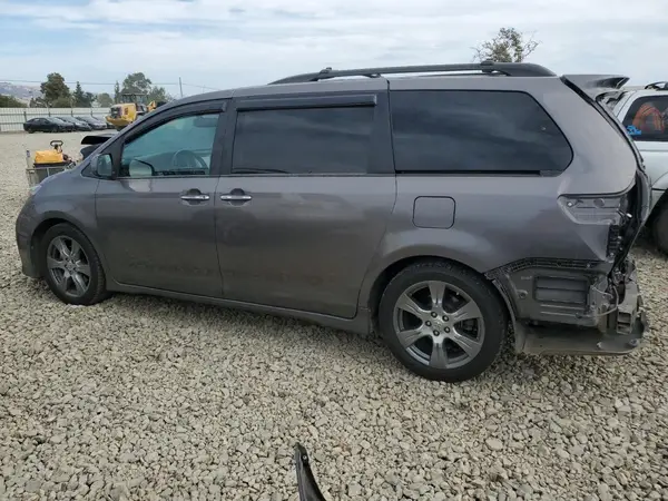 5TDXZ3DC6HS801986 2017 TOYOTA SIENNA - Image 2
