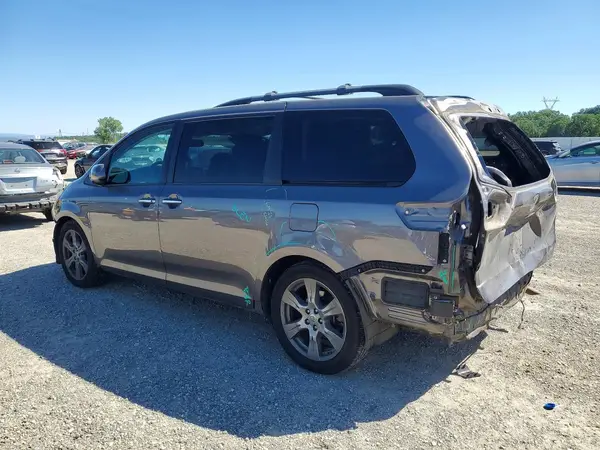 5TDXZ3DC6HS802491 2017 TOYOTA SIENNA - Image 2
