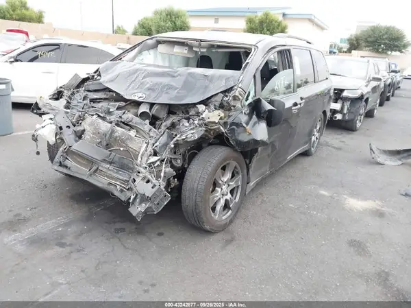 5TDXZ3DC6HS811224 2017 TOYOTA SIENNA - Image 2