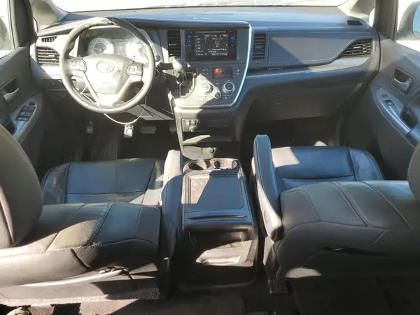 5TDXZ3DC6HS823888 2017 TOYOTA SIENNA - Image 8