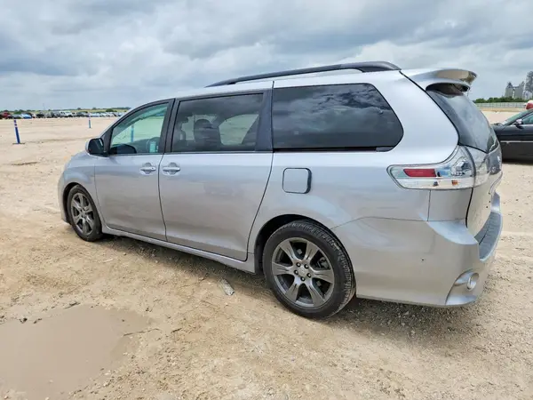 5TDXZ3DC6HS827603 2017 TOYOTA SIENNA - Image 2
