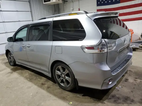 5TDXZ3DC6HS852078 2017 TOYOTA SIENNA - Image 2